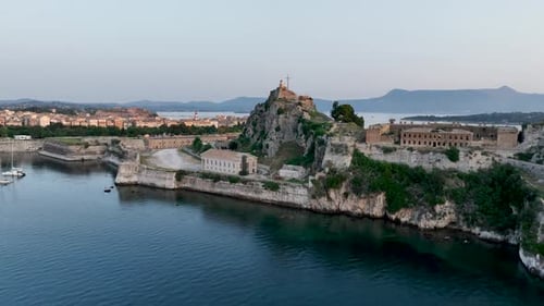 Vue aérienne époustouflante de l'ancienne forteresse vénitienne et de la ville de Corfou, en Grèce, entourée par la mer Ionienne