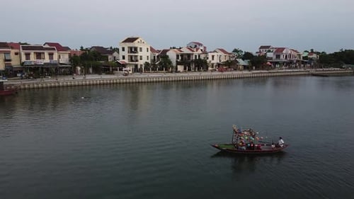 Touriste naviguant sur un bateau touristique en bois sur la rivière Thu Bon à Hoi An au Vietnam