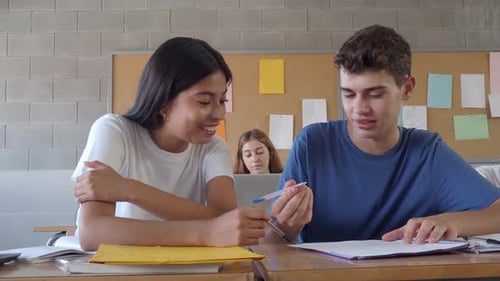 Zwei Schüler im Teenageralter arbeiten als Team in einer Klasse an der High School