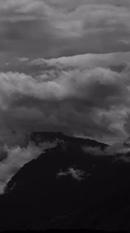 Un magnifique paysage de Moody Mountain entouré de nuages Théâtraux et éthérés au-dessus