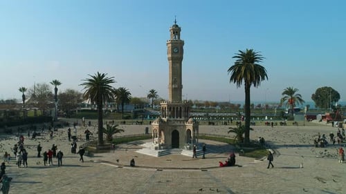 Blick von der Drohne auf den quadratischen Glockenturm von Izmir Konak
