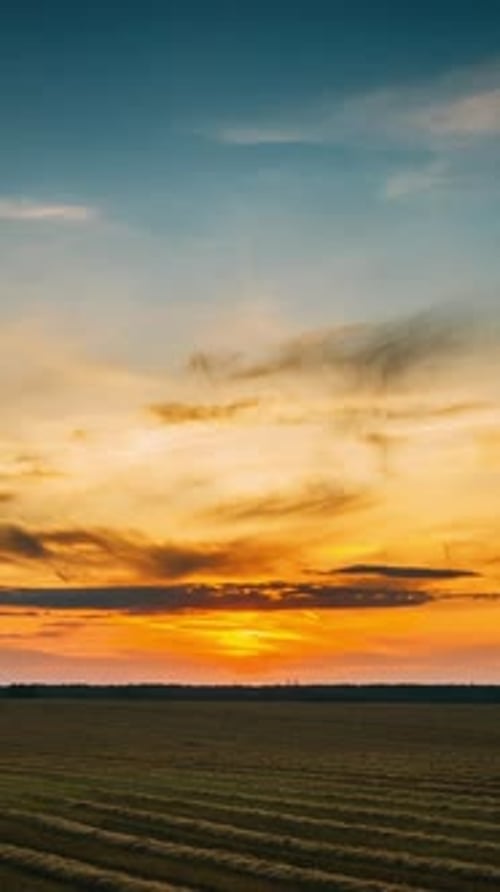 Vue aérienne du coucher de soleil brillant