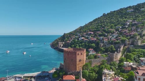 Imágenes aéreas del puerto deportivo de yates en la bahía de Alanya