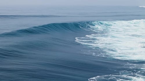 Vista de drone de ondas azuis surfando em dias de sol, ondas perfeitas quebrando ondas no oceano