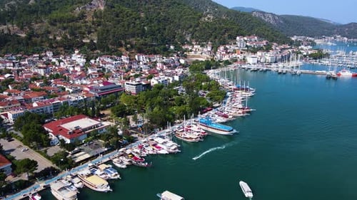 Belle vue sur la plage avec des bateaux, la nature pure, la mer et les navires. Photo prise depuis un Drone.