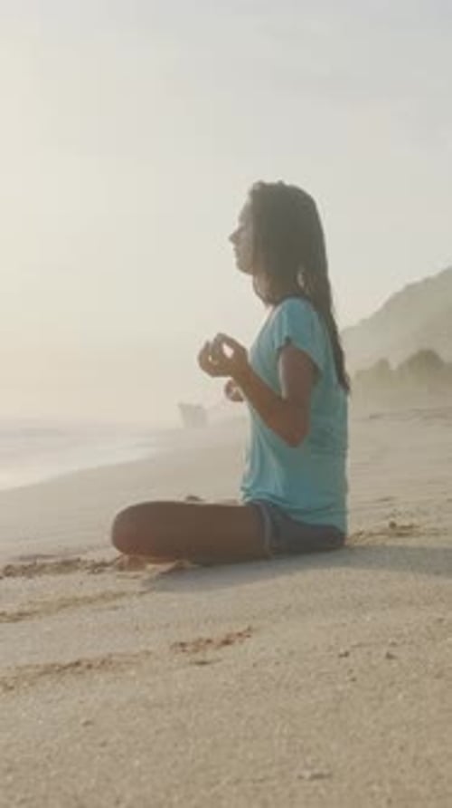 La méditation sur une plage sereine au lever du soleil révèle la paix intérieure et le calme