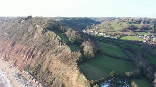 Vue aérienne de la colline et du littoral de Branscombe dans un cadre rural anglais