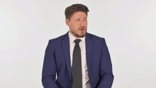 Porträt eines gähnenden Geschäftsmannes auf weißem Hintergrund