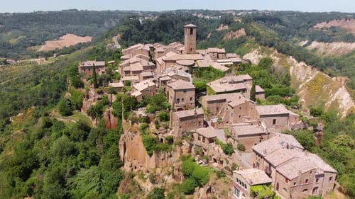Survol de Civita Di Bagnoregio, en Italie.