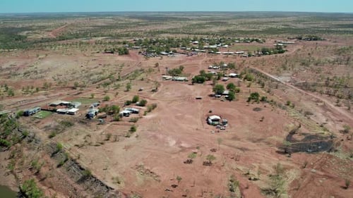Vue aérienne de la rivière Victoria et de la communauté de Kalkarindji, Gurindji, en arrière-plan.
Ni