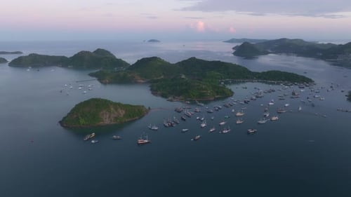 Vista aérea de veleros en el puerto al amanecer, isla de Komodo, Indonesia.