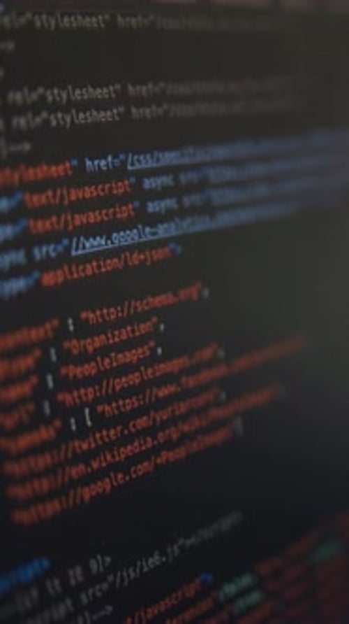 Código, computadora y pantalla con lenguaje de programación para diseño web, desarrollo de software y aplicaciones