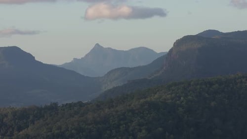 Vista de Mount Warning y el Parque Nacional Lamington desde Rosins Lookout, Numinbah Valley, Gold Coast H