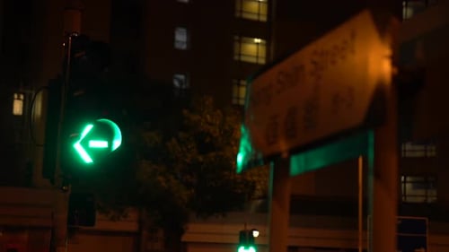 Um semáforo que regula o tráfego da cidade. Passando do verde para o âmbar, para o
vermelho