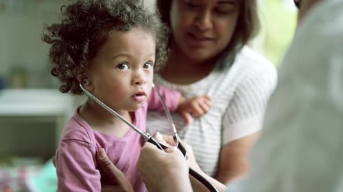 Pediatra, bebê e mulheres com estetoscópio e consultoria médica