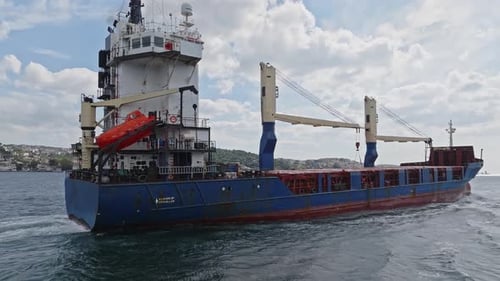 Frachtschiff, das im Bosporus segelt, Luftbild 12