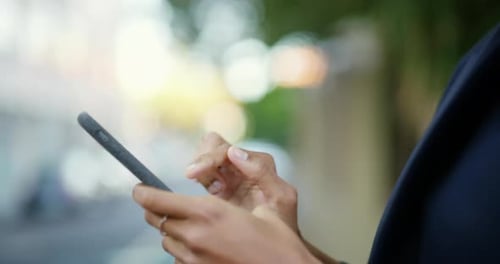 4K-Videomaterial einer jungen Geschäftsfrau, die in der Stadt ein Handy benutzt