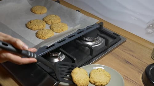 Frau hat heiße Erdnussbutterkekse hingestellt