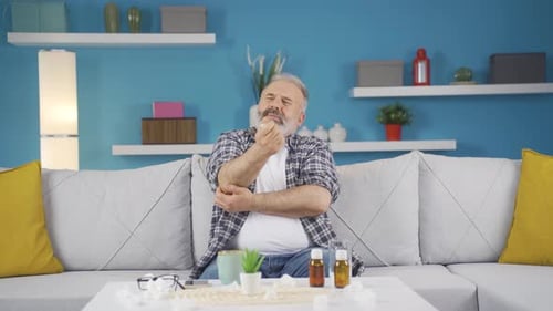 Un homme malade qui a mal aux os quand il éternue.