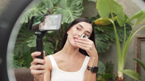 Vídeo tutorial de belleza y cosmética para una mujer joven haciendo contenido. Relajarse