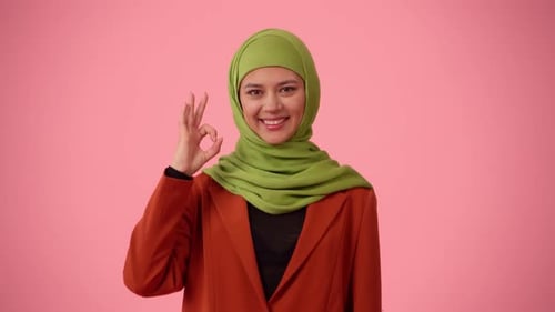 Mittelgroßes, isoliertes Video, das eine attraktive junge Frau zeigt, die einen Hijab-Schleier trägt