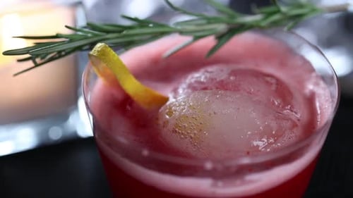 el camarero prepara un cóctel en el bar