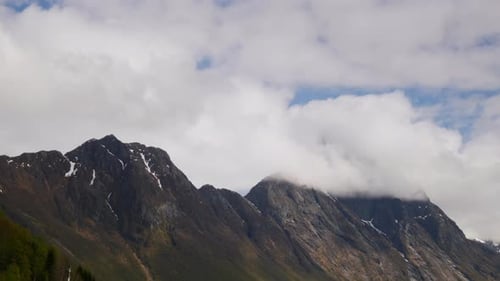 Berg mit Wolken