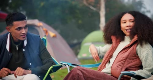 Amigos, dispare y hable al aire libre mientras acampa en la naturaleza para divertirse, crear lazos afectivos y vivir aventuras