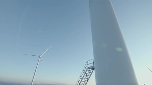Windturbine im Windkraftwerk, Ansicht von unten