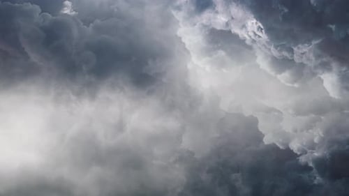 dunkle Wolken und Gewitter und dicke Cumulonimbus-Wolken am Himmel