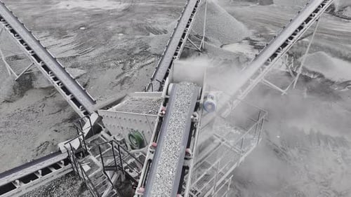 Fördersystem transportiert Kiesmaterial zum Brecher im Steinbruch