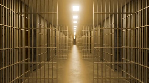 Gefängniskorridor mit Zellen und Licht, das vom Ende kommt