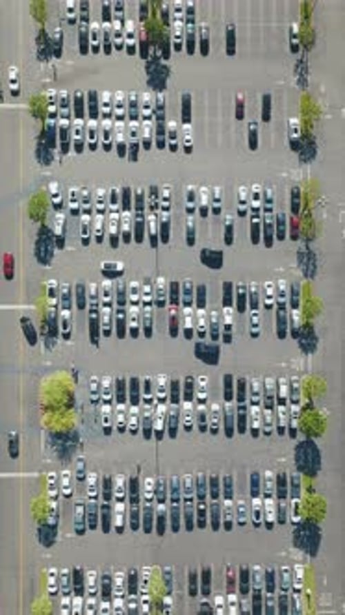 Vista aérea vertical de alto ángulo del estacionamiento urbano lleno de autos