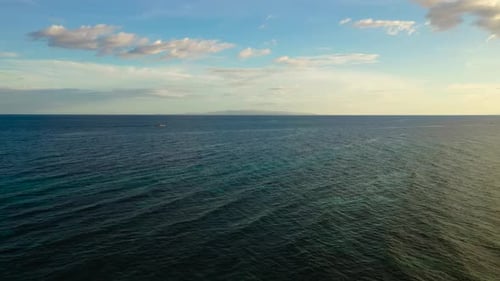 Tropisches blaues Meer und blauer Himmel mit Wolken