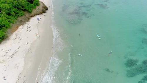 Luftbild von Surfern in Punta Mita. Nayarit, Mexiko