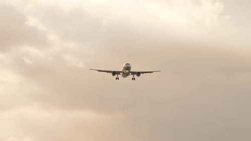 Flugzeug-Silhouette bei Sonnenuntergang