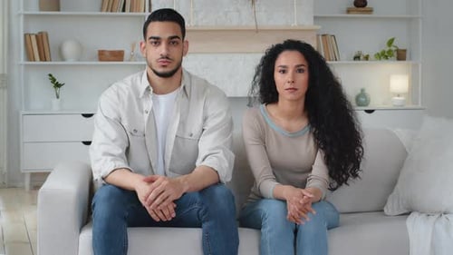 Porträt Ernsthafte Ruhe Selbstbewusst Beleidigt Ruhiges Ehepaar Multiracial Diverse Frau und Mann