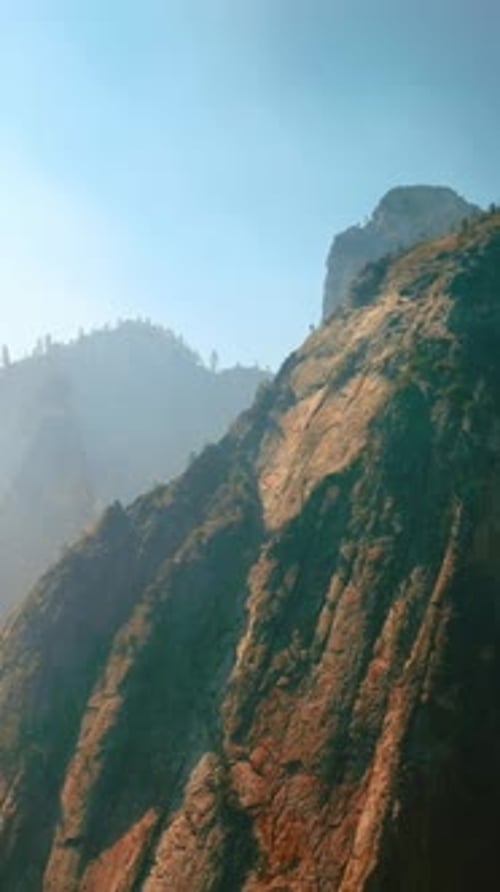 S'élevant le long d'une immense montagne par temps clair et ensoleillé. Les rochers de l'incroyable parc national de Yosemite