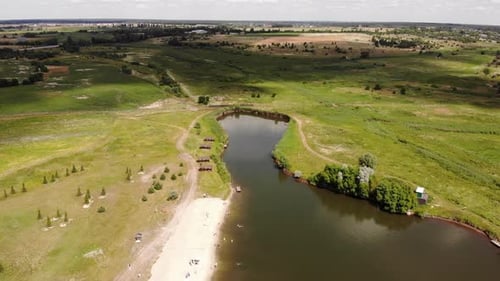 Seenlandschaftshintergrund, grüner Wald, Fluss, fliegendes Filmmaterial