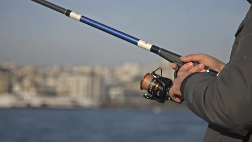 Pescadores pescando no Bósforo, Ponte Galata, com vista para o mar