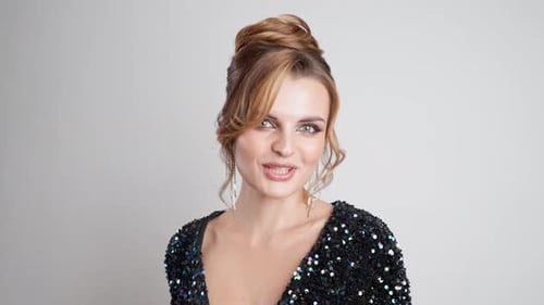 Une belle fille au maquillage impeccable, envoyant coquettement un baiser ludique
