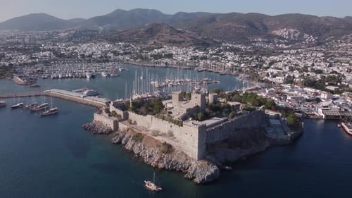 Fantastische Luftaufnahme der Burg von Bodrum und des Yachthafens von Bodrum, Türkei