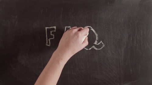 Abkürzung Faq wird in umfangreichen Buchstaben in einem Callout für Text von Hand auf einer Tafel gezeichnet