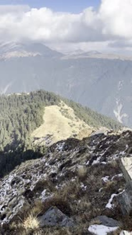 Lumière matinale sur les montagnes de l'Uttarakhand