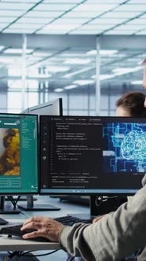 Ingenieur programmiert virtuellen KI-Assistenten, der Clips produziert