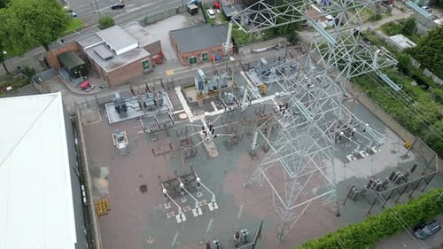 Subestación eléctrica de alta tensión y pilón
