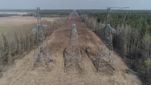 Industrieansicht der Stromleitung aus großer Höhe auf die Leitung der elektrischen Übertragung im Feldstahlturm