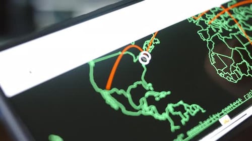 La navigation cartographique des cyberattaques sur l'écran d'un smartphone affiche diverses informations techniques dans lesquelles il est seul
