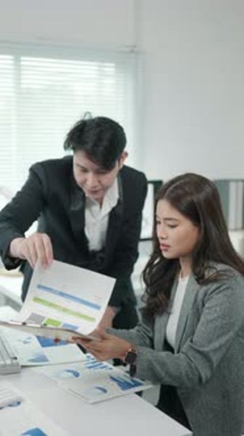 empresarios que trabajan e intercambian ideas en la oficina