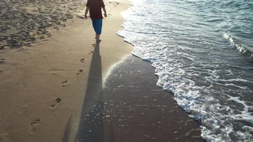 Hombre caminando en la playa